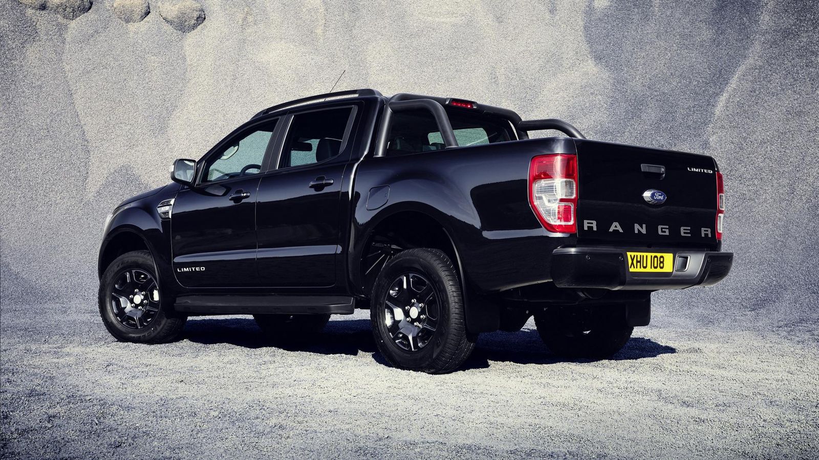 Το Ranger Black Edition ξεχωρίζει μέσω της απόχρωσης Absolute Black, ενώ στην ίδια βαφή είναι η γρίλια της μάσκας, οι τροχοί αλουμινίου, οι μπάρες της